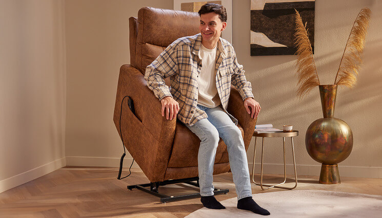 Clinton Aufstehstuhl braun Seats and Sofas